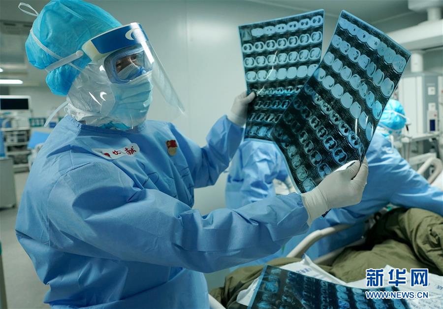 (新華全媒頭條·圖文互動)(6)和時間拼速度 與死神搶生命——火神山醫(yī)院重癥醫(yī)學(xué)一科里的“生死戰(zhàn)”