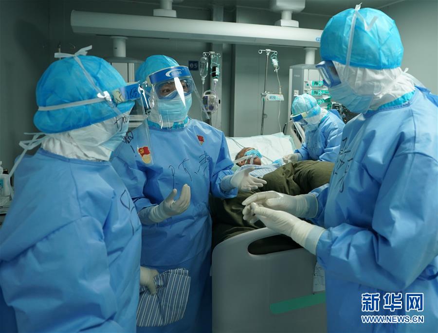 (新華全媒頭條·圖文互動)(7)和時間拼速度 與死神搶生命——火神山醫(yī)院重癥醫(yī)學(xué)一科里的“生死戰(zhàn)”
