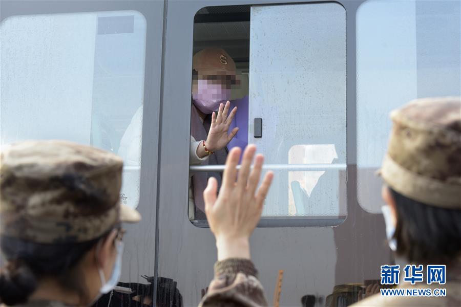 (新華全媒頭條·圖文互動)(10)和時間拼速度 與死神搶生命——火神山醫(yī)院重癥醫(yī)學(xué)一科里的“生死戰(zhàn)”