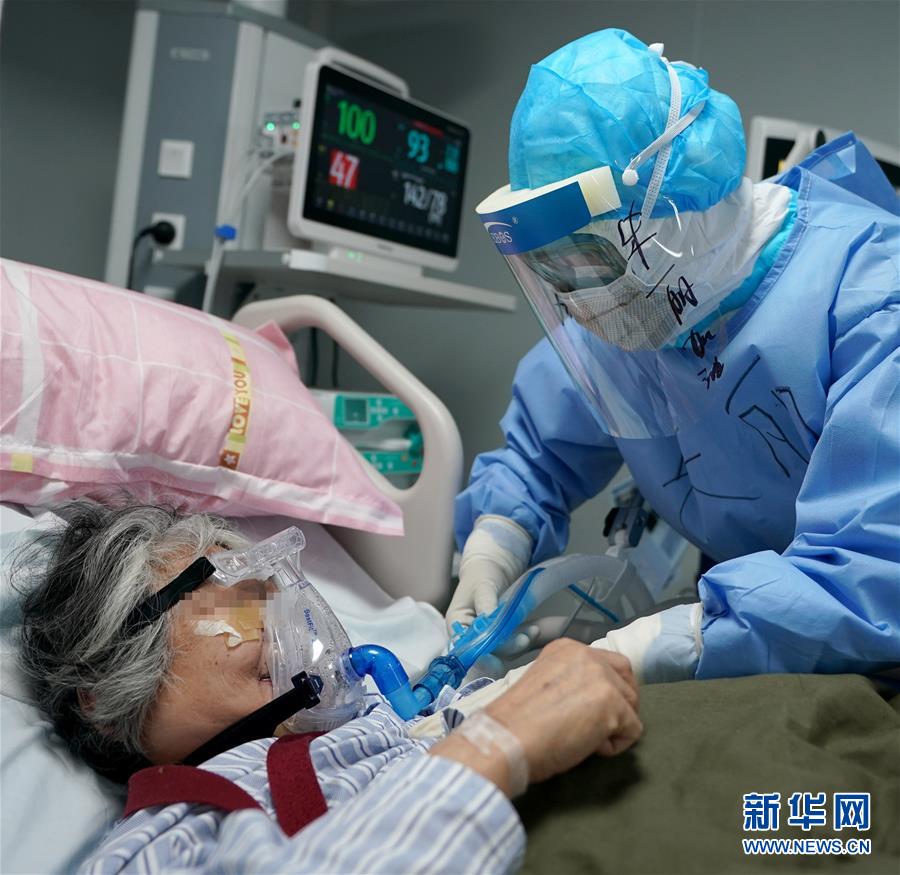 (新華全媒頭條·圖文互動)(12)和時間拼速度 與死神搶生命——火神山醫(yī)院重癥醫(yī)學(xué)一科里的“生死戰(zhàn)”