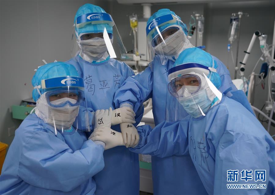 (新華全媒頭條·圖文互動)(13)和時間拼速度 與死神搶生命——火神山醫(yī)院重癥醫(yī)學(xué)一科里的“生死戰(zhàn)”