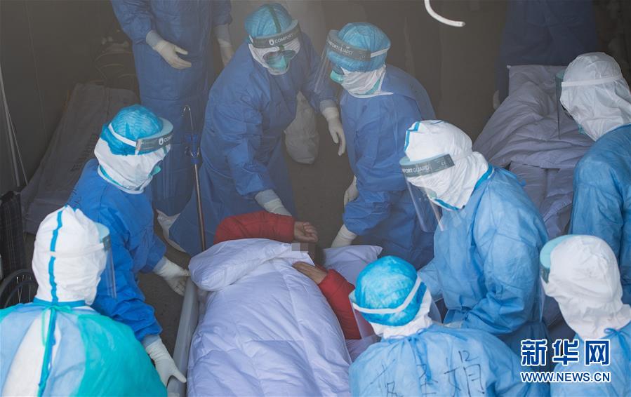(新華全媒頭條·圖文互動)(15)和時間拼速度 與死神搶生命——火神山醫(yī)院重癥醫(yī)學(xué)一科里的“生死戰(zhàn)”