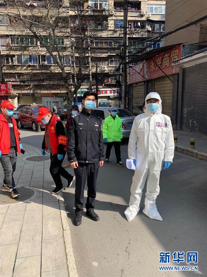 （習(xí)近平致敬的戰(zhàn)“疫”英雄·公安干警篇·圖文互動）（6）他們，抗疫一線鑄警魂