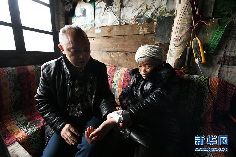 (新華全媒頭條·圖文互動)(9)來自大山深處的“移民管家”——記貴州正安縣瑞濠街道辦事處主任吳太璽