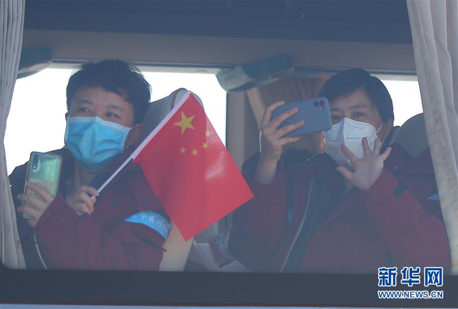 (在習(xí)近平新時代中國特色社會主義思想指引下——新時代新作為新篇章·習(xí)近平總書記關(guān)切事·圖文互動)(3)給你最溫暖的擁抱——保護(hù)關(guān)心愛護(hù)抗疫一線醫(yī)務(wù)人員在行動