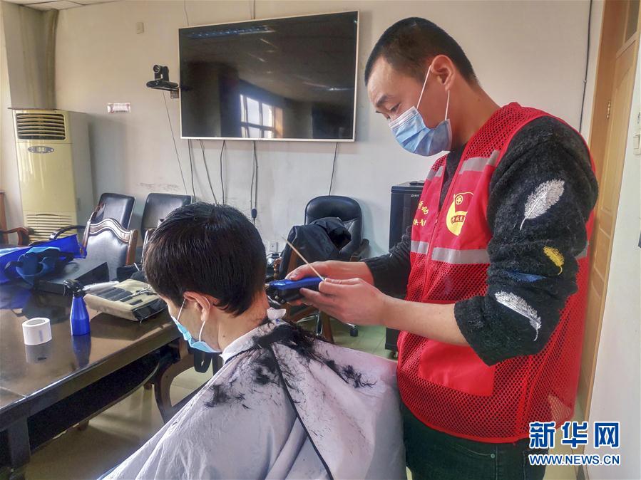 (一線抗疫群英譜·圖文互動)(2)“小小發(fā)屋”溢真情——新疆“90后”義務(wù)理發(fā)師馬國仁的故事