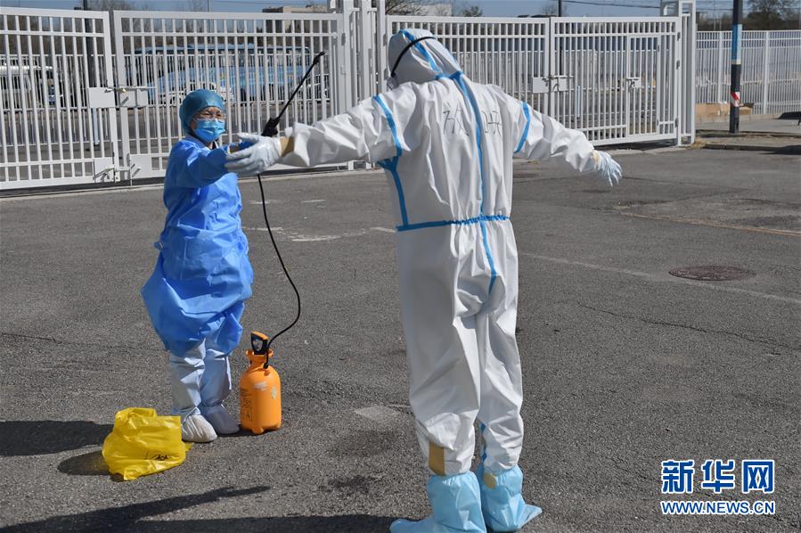 （聚焦疫情防控·圖文互動）（15）“感謝你們，讓我感到很踏實！”——北京入境人員轉(zhuǎn)運及隔離點見聞