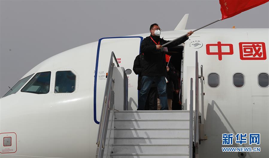 (抗疫一線群英譜·圖文互動(dòng))不負(fù)生命之托——記甘肅第一批援助湖北醫(yī)療隊(duì)隊(duì)長蔡輝