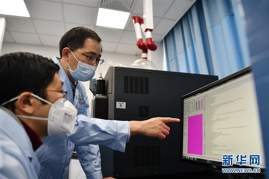 （習(xí)近平致敬的戰(zhàn)“疫”英雄·科技工作者篇·圖文互動(dòng)）（7）他們，爭(zhēng)分奪秒與病魔較量