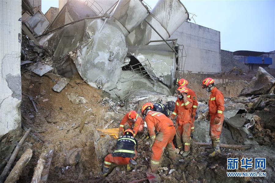 (新華網(wǎng))(2)貴陽混凝土公司滑塌事故:搜救出9人中4人無生命體征 失聯(lián)3人還在持續(xù)搜救