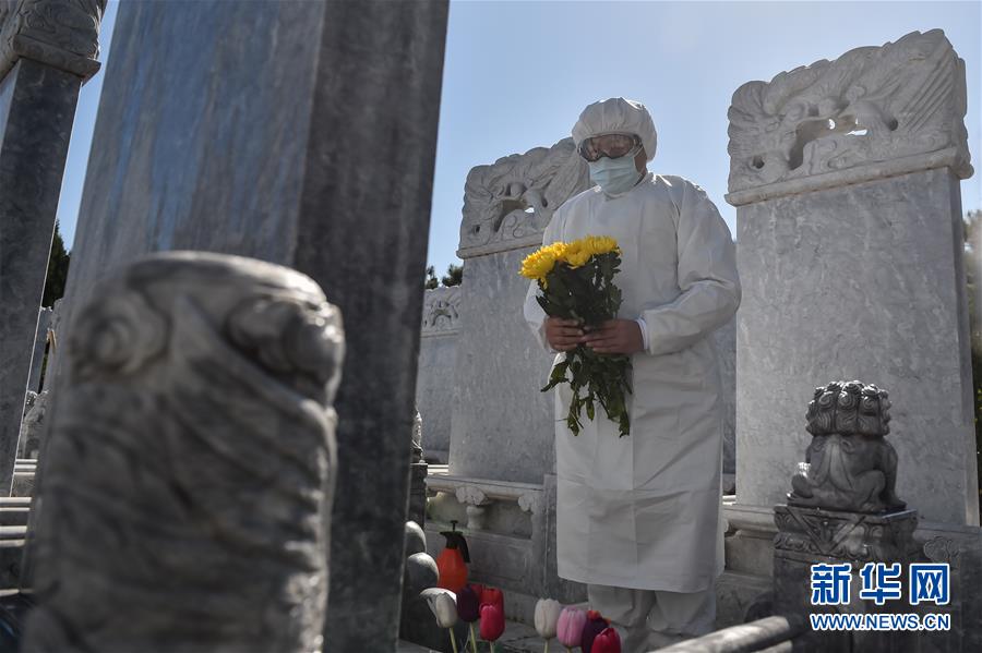 （圖文互動）（3）網(wǎng)上預(yù)約、分時祭掃、代祭服務(wù)——北京八寶山人民公墓清明祭掃見聞