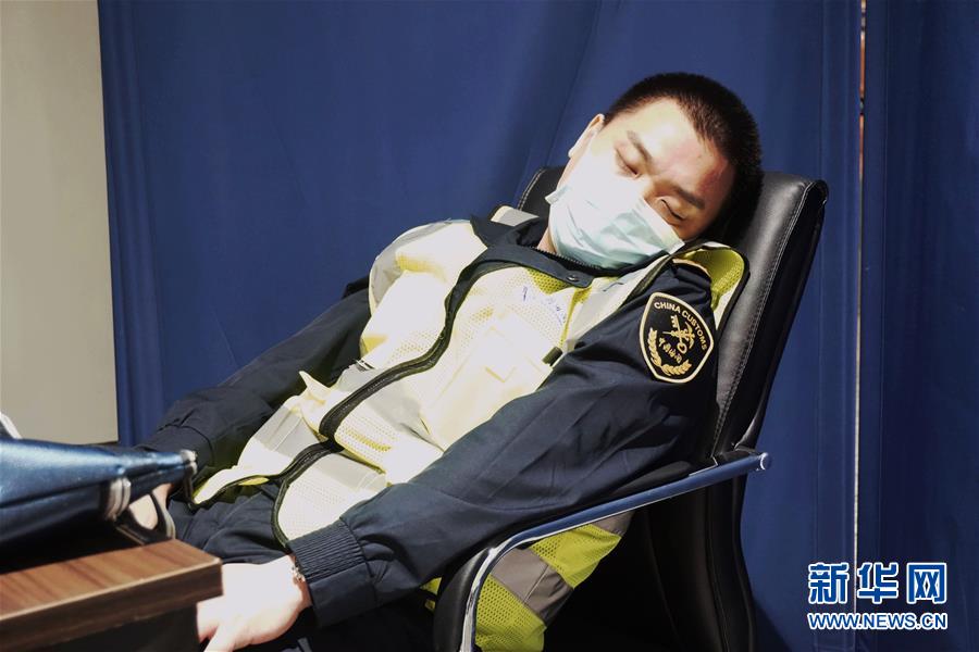 (一線抗疫群英譜·圖文互動(dòng))武漢天河機(jī)場(chǎng)海關(guān)王銳:堅(jiān)守國(guó)門(mén)一線69天 嚴(yán)防疫情輸入輸出