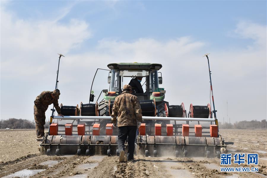 (抓好春耕備耕 穩(wěn)住農(nóng)業(yè)生產(chǎn)·圖文互動)(3)“智慧春耕”助力新疆春播