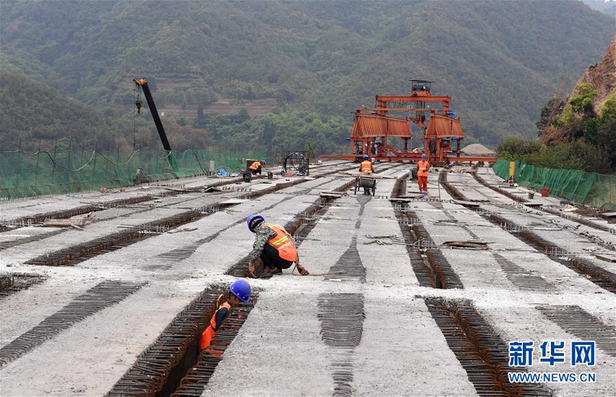 (經(jīng)濟(jì))(2)昆楚高速公路岔河特大橋架梁忙