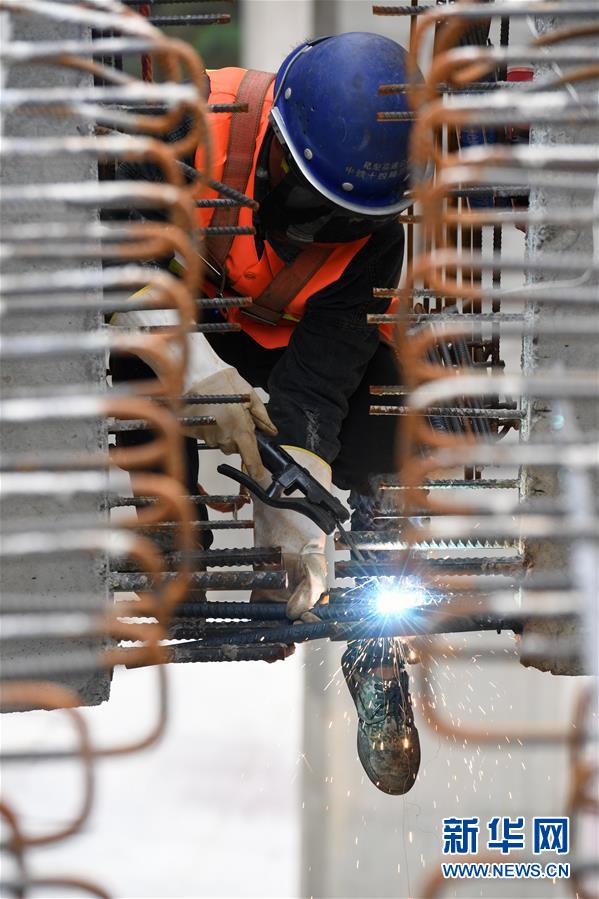 (經(jīng)濟)(4)昆楚高速公路岔河特大橋架梁忙