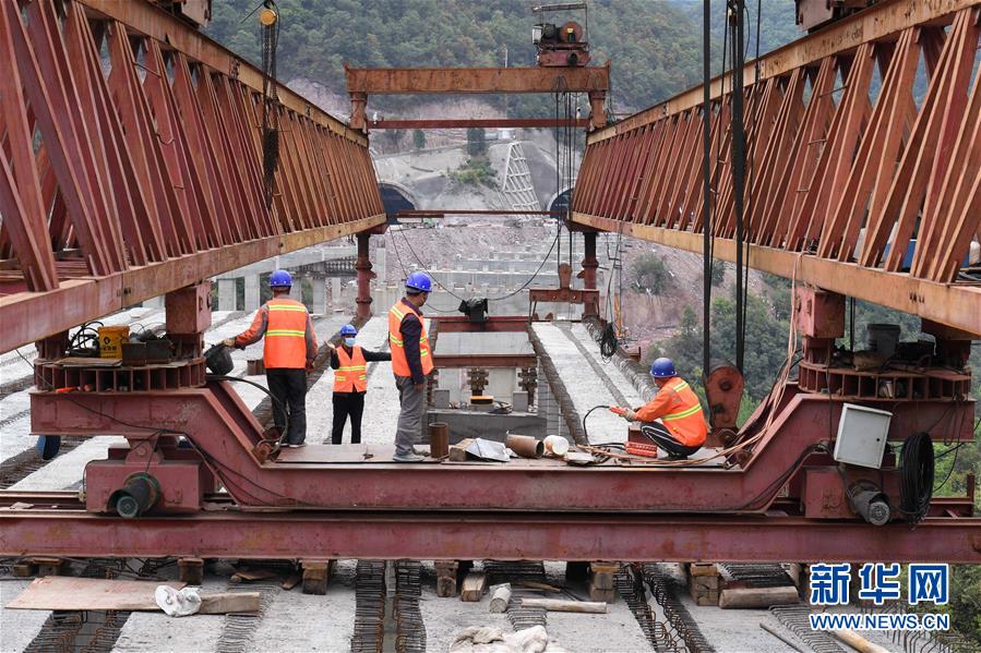 (經(jīng)濟(jì))(6)昆楚高速公路岔河特大橋架梁忙