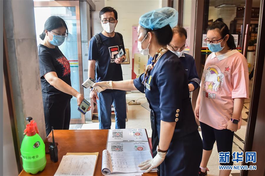 （圖文互動）（1）北京節(jié)日市場復(fù)工忙、人氣旺