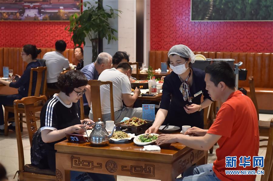 （圖文互動）（3）北京節(jié)日市場復(fù)工忙、人氣旺