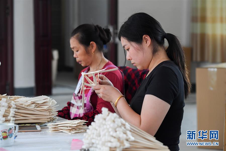 (決戰(zhàn)決勝脫貧攻堅·圖文互動)(4)老手藝撐起“脫貧傘”