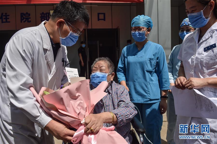 （新華全媒頭條·圖文互動）（1）“始終把人民群眾生命安全和身體健康放在第一位”——中國抗疫彰顯“生命至上、人民至上”理念