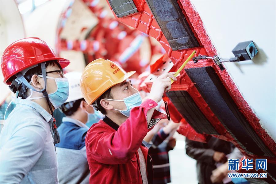 （在習(xí)近平新時(shí)代中國特色社會(huì)主義思想指引下——新時(shí)代新作為新篇章·習(xí)近平總書記關(guān)切事·圖文互動(dòng)）（1）最有力的支撐，最堅(jiān)決的攀登——記錄奮戰(zhàn)在復(fù)工復(fù)產(chǎn)一線的科技工作者