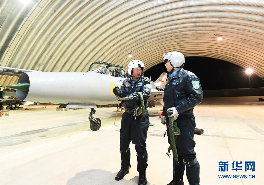 （圖文互動(dòng)）（5）5290小時(shí)！中國(guó)空軍殲擊機(jī)飛行紀(jì)錄保持者光榮停飛