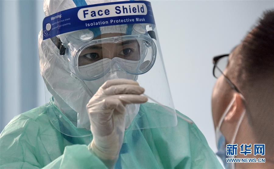 （新華全媒頭條·圖文互動）（11）構(gòu)筑守護(hù)城市、守護(hù)生命的堅強(qiáng)防線——北京開展大規(guī)模核酸檢測