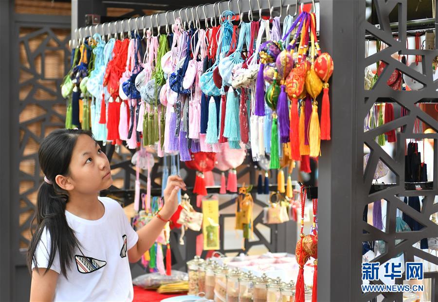 (新華全媒頭條·圖文互動)(4)線上線下消費升溫 文旅活動邁上“云端”——端午假期透視我國經(jīng)濟高質(zhì)量發(fā)展新動力