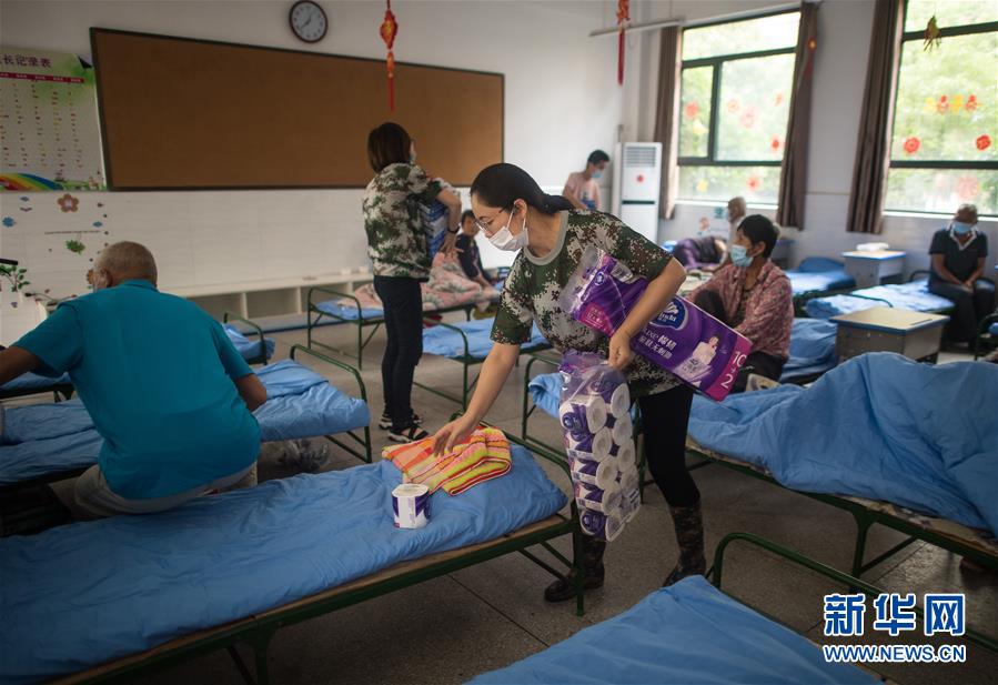 (防汛抗洪·圖文互動)(2)為人民生命安全撐起“安全傘”——湖北緊急轉(zhuǎn)移安置受災(zāi)群眾速寫