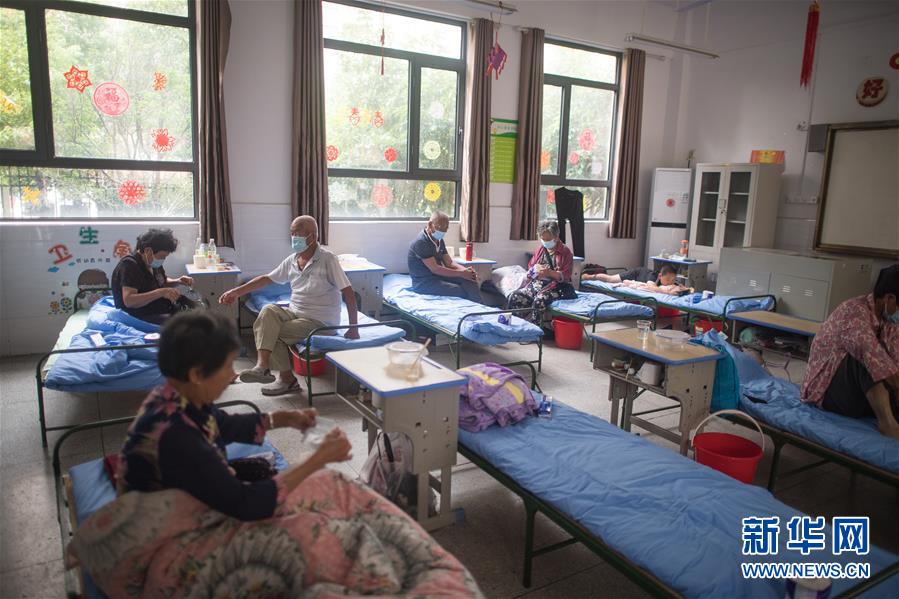 (防汛抗洪·圖文互動)(6)為人民生命安全撐起“安全傘”——湖北緊急轉(zhuǎn)移安置受災(zāi)群眾速寫