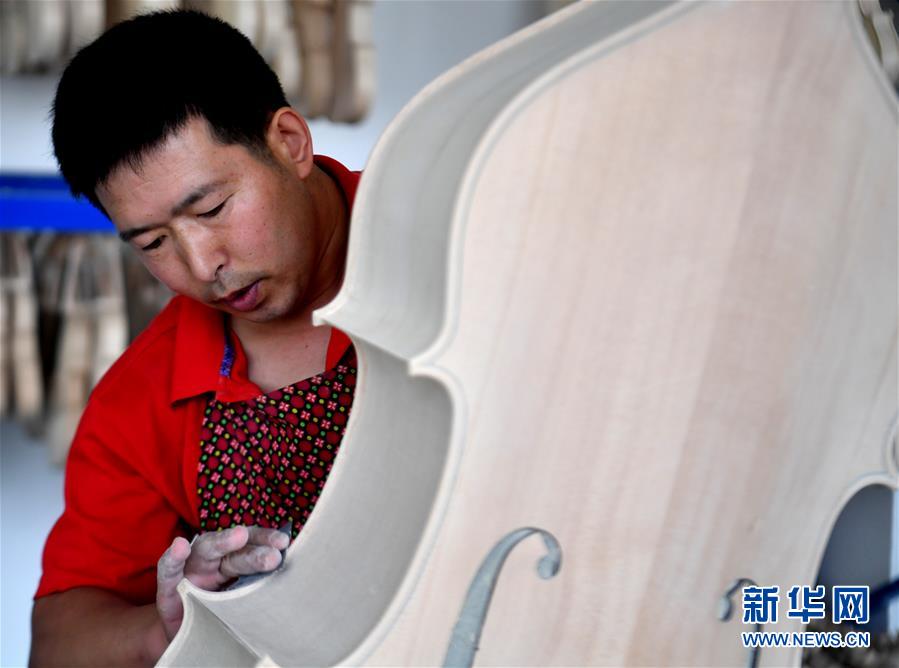 （走向我們的小康生活·圖文互動(dòng)）（4）放下鋤頭，卻撥動(dòng)命運(yùn)的琴弦