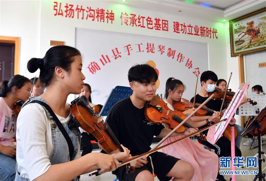 （走向我們的小康生活·圖文互動(dòng)）（8）放下鋤頭，卻撥動(dòng)命運(yùn)的琴弦