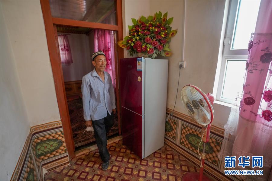 (決戰(zhàn)決勝脫貧攻堅(jiān)·圖文互動(dòng))(4)“掃”出脫貧路:南疆深貧村巧變“創(chuàng)業(yè)村”