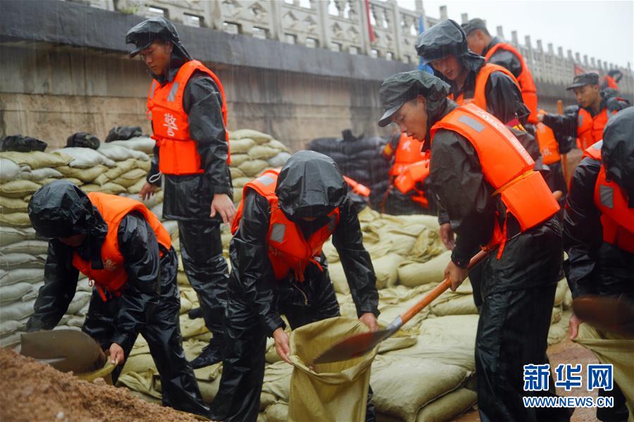（防汛抗洪·圖文互動）（1）洪水不退，子弟兵誓死不退——解放軍和武警部隊官兵參與洪澇災害搶險救援記事