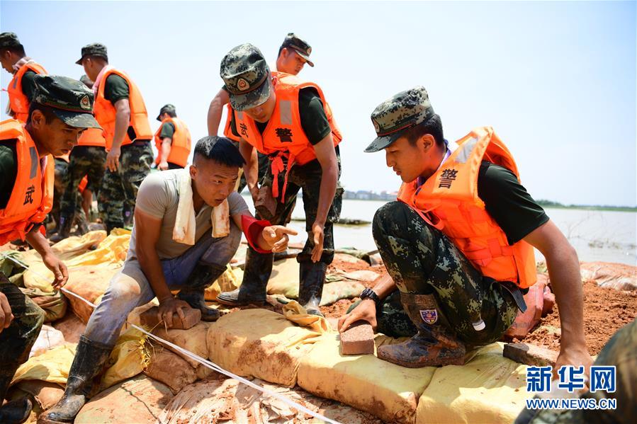 （防汛抗洪·圖文互動）（2）洪水不退，子弟兵誓死不退——解放軍和武警部隊官兵參與洪澇災害搶險救援記事