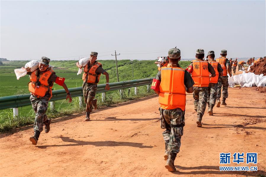 （防汛抗洪·圖文互動）（5）洪水不退，子弟兵誓死不退——解放軍和武警部隊官兵參與洪澇災害搶險救援記事