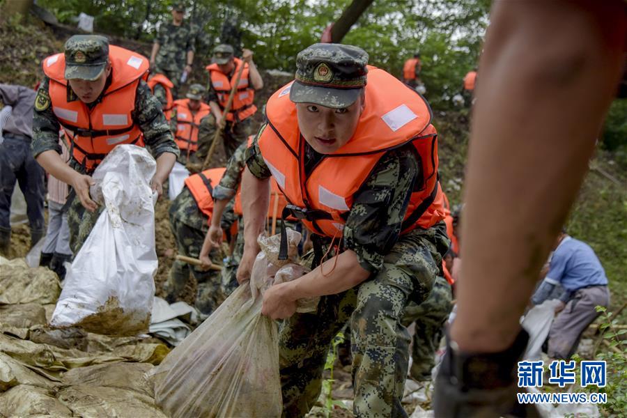 （防汛抗洪·圖文互動）（6）洪水不退，子弟兵誓死不退——解放軍和武警部隊官兵參與洪澇災害搶險救援記事