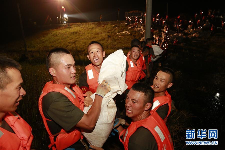 （防汛抗洪·圖文互動）（8）洪水不退，子弟兵誓死不退——解放軍和武警部隊官兵參與洪澇災害搶險救援記事