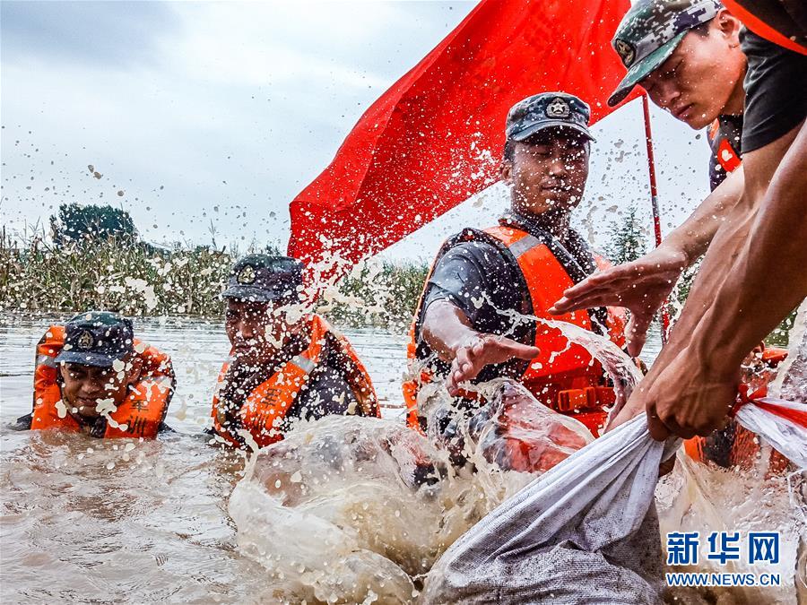 （防汛抗洪·圖文互動）（9）洪水不退，子弟兵誓死不退——解放軍和武警部隊官兵參與洪澇災害搶險救援記事