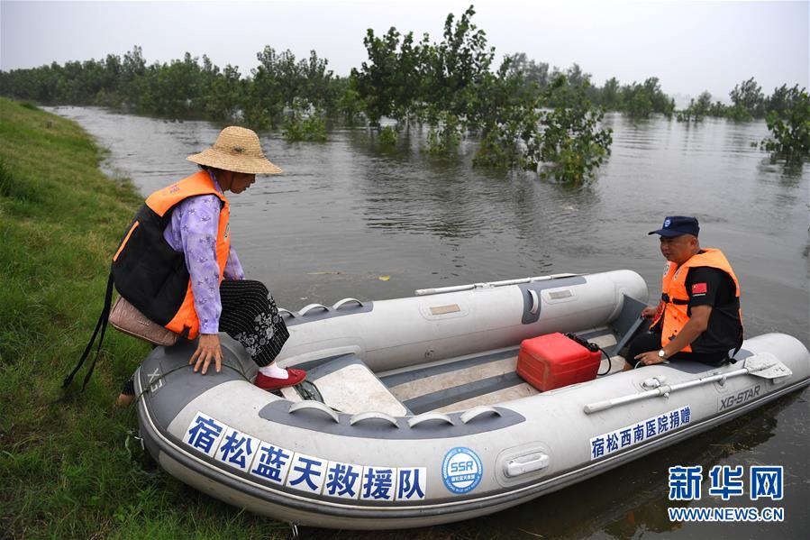 (防汛抗洪·一線人物·圖文互動(dòng))(3)萬(wàn)家燈火明 壩上有神兵——安徽宿松長(zhǎng)江大堤上的“守護(hù)者聯(lián)盟”群像