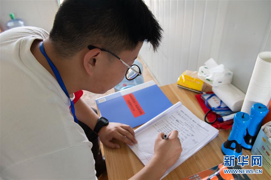 （防汛抗洪·圖文互動）（4）在大堤上成長，為人民守護——洪水中的青年“生力軍”