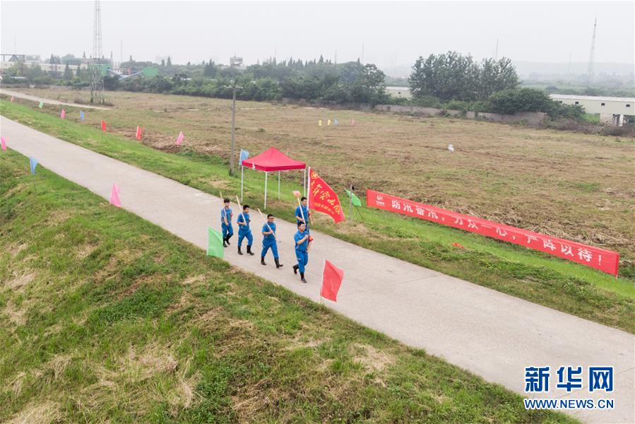 （防汛抗洪·圖文互動）（7）在大堤上成長，為人民守護——洪水中的青年“生力軍”