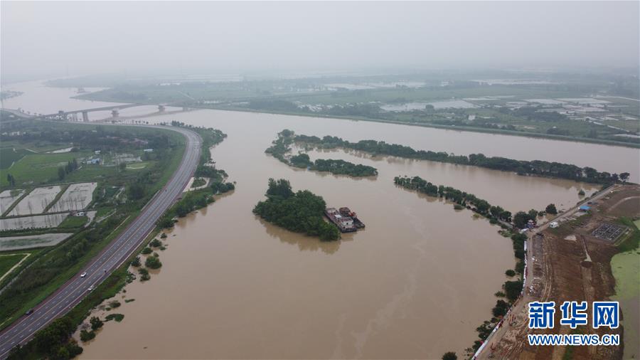 （防汛抗洪·圖文互動）（1）洪水來襲，銅鑼聲在千年古鎮(zhèn)的雨夜響起