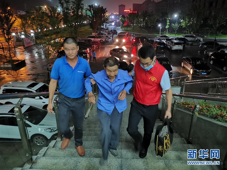 （防汛抗洪·圖文互動）（3）洪水來襲，銅鑼聲在千年古鎮(zhèn)的雨夜響起