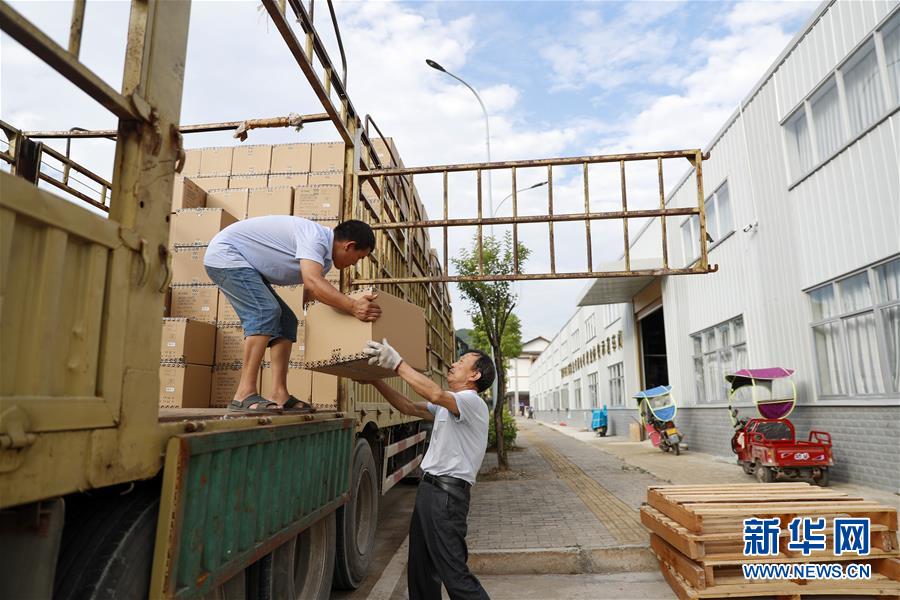 （落實(shí)“六穩(wěn)”“六保”一線見聞·圖文互動）（1）“不讓一名貧困勞動力失業(yè)！”——三峽庫區(qū)穩(wěn)就業(yè)見聞