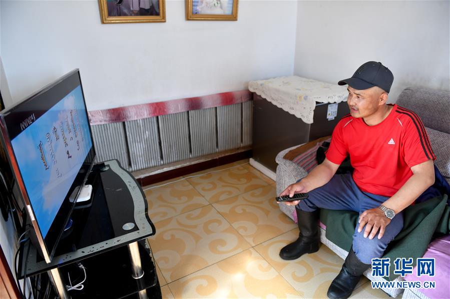 （走向我們的小康生活·圖文互動(dòng)）（3）草原有了網(wǎng)，手機(jī)能放羊——看呼倫貝爾大草原牧民生活變了樣 