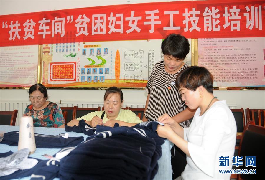 （決戰(zhàn)決勝脫貧攻堅·圖文互動）（1）內(nèi)蒙古河套：一雙巧手、一副棒針、一團毛線打造貧困戶“炕頭經(jīng)濟”