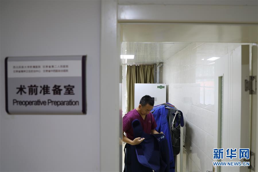 (圖文互動)(1)身披“重甲”來“繡花”——醫(yī)院中的“鉛衣醫(yī)生”
