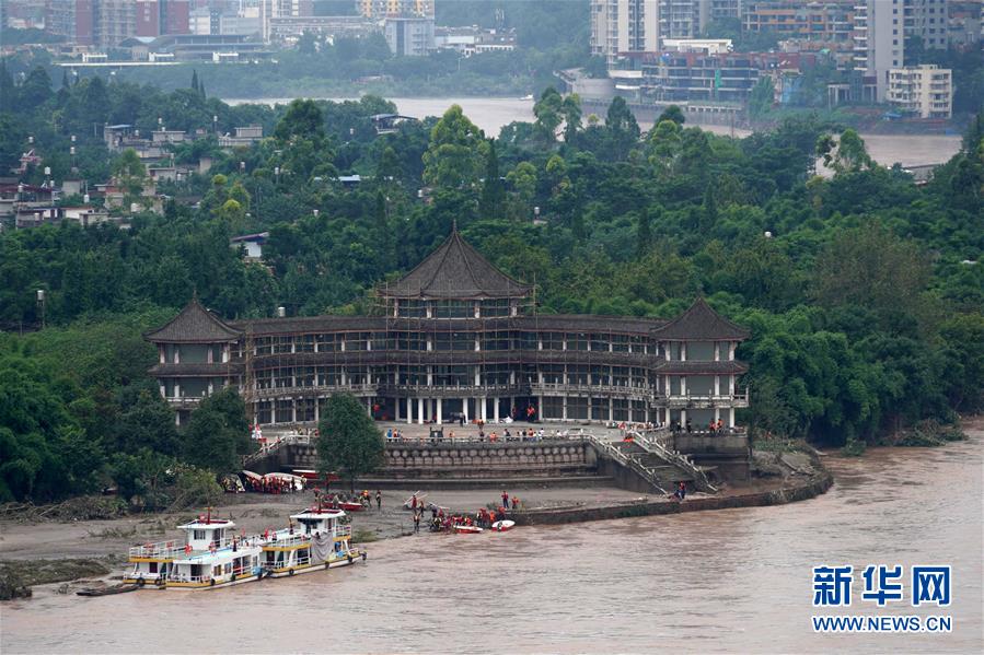 (新華全媒頭條·圖文互動(dòng))(3)“洪線”逆險(xiǎn)守家國(guó)——抗洪一線的凡人星光