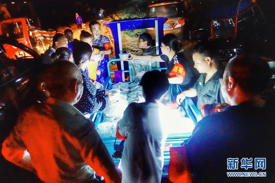 (新華全媒頭條·圖文互動(dòng))(11)“洪線”逆險(xiǎn)守家國(guó)——抗洪一線的凡人星光